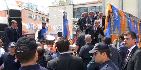 Bakan Taner Yıldız düşme tehlikesi atlattı / Video