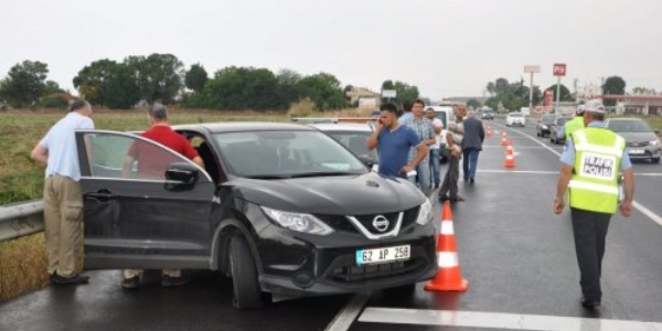 Dur ihtarına uymayan kadın sürücü polisi yaraladı