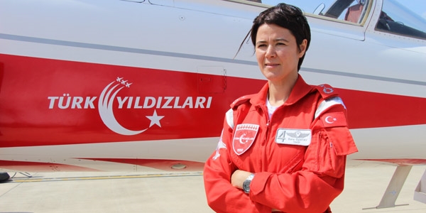 Türk Yıldızları'nın bayan pilotu ilk gösterisini yapacak