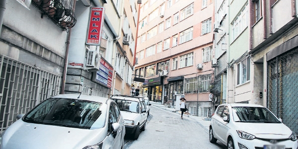 Kaldırımlar araç ve esnaf işgali altında