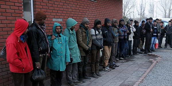 Türkiye'ye geçmeye çalışan 690 kişi yakalandı