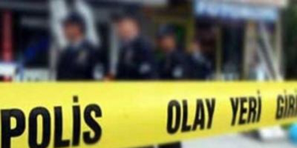 Polis memuru kazara kendini vurdu