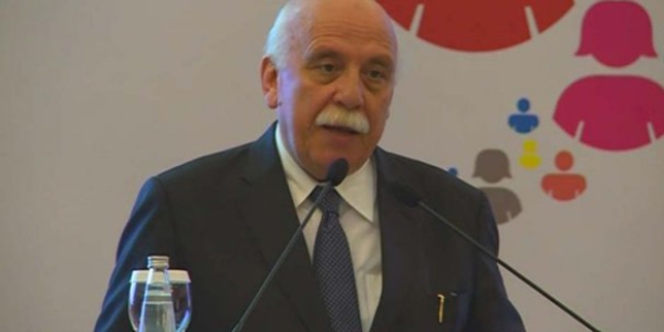 Bakan Avcı, Eskişehir'de bisiklet dağıttı