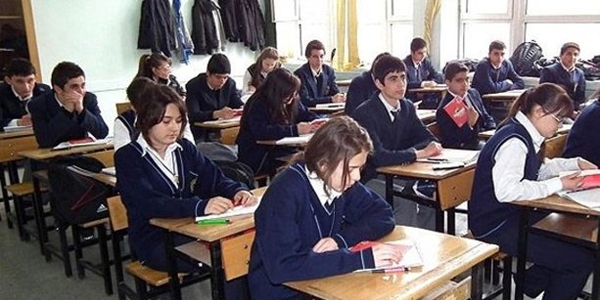 100'ü aşkın öğrenci yemekten zehirlendi!