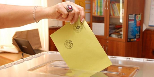 Başkasının yerine oy kullanmak isterken yakalandı!