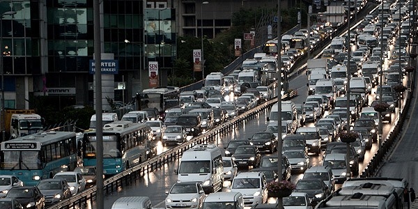 İstanbul'da 24 şehrin nüfusu kadar ehliyetli sürücü var