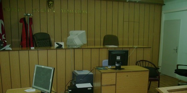 Polis memuruna hakarete 6 ay hapis cezası