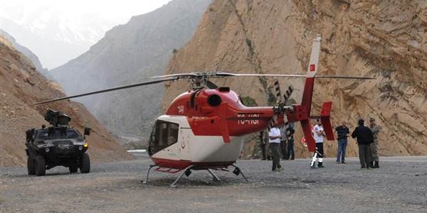 Sağlık Bakanlığı helikopteri karayoluna acil indi