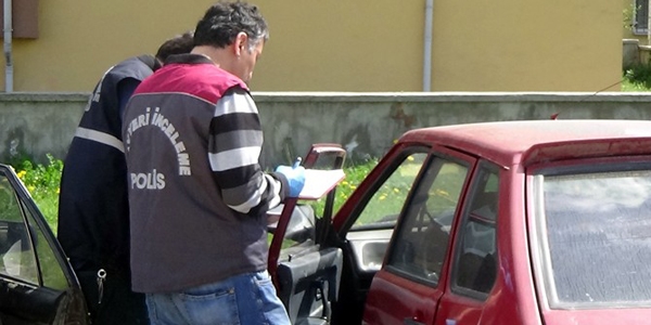 Boynu otomobilin camına sıkışan çocuk öldü!