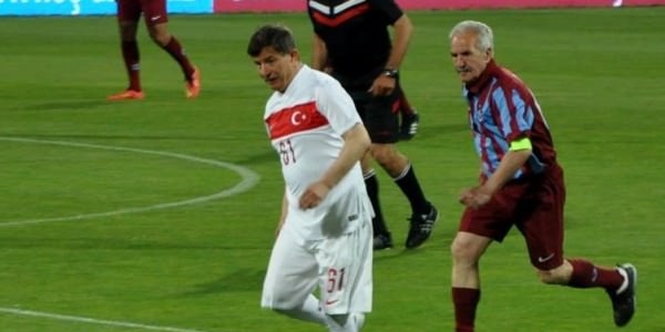 Davutoğlu Avni Aker'de 3 gol attı!