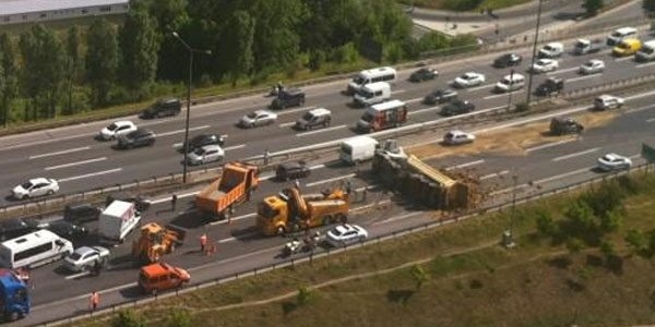 TEM otoyolunda kaza oldu trafik kilitlendi