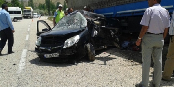 Sivas'ta otomobille tır çarpıştı: 8 yaralı