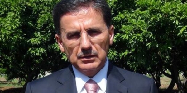 Valisi Topaca: Musluklar altın sarısı, krom kaplamadır