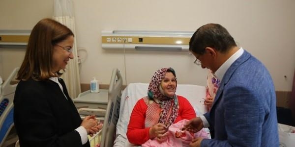 Davutoğlu kulağına ezan okuyup, o ismi verdi / Video