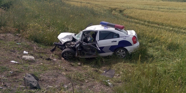 Trafik kazas'nda polis ehit oldu, doktor yaraland