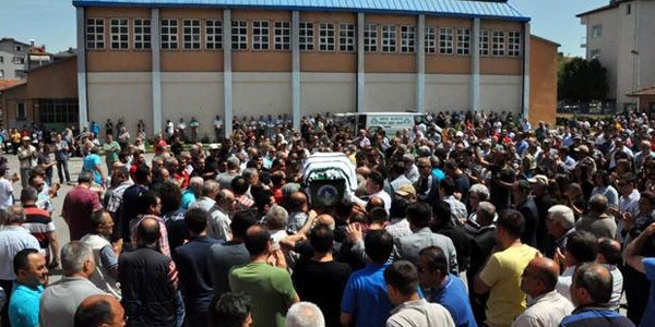 Dövülerek öldürülen öğretmen için okulda hüzünlü tören
