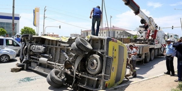 Van'da minibsle otomobil arpt: 18 yaral