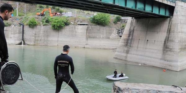 Çoruh Nehri'ne düşen üniversite öğrencisi kayboldu