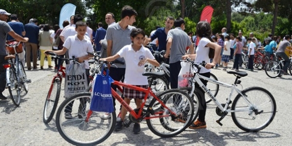 Edirne'de öğrencilere 600 bisiklet dağıtıldı