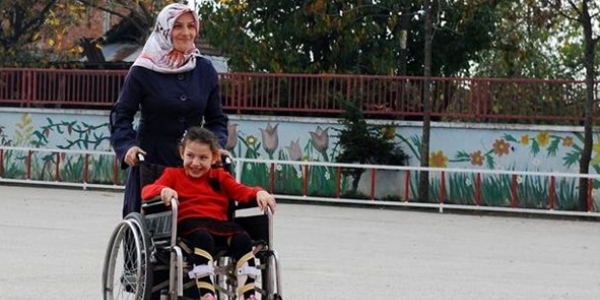 Engelli cocuğuna bakan anne erken emekli olur