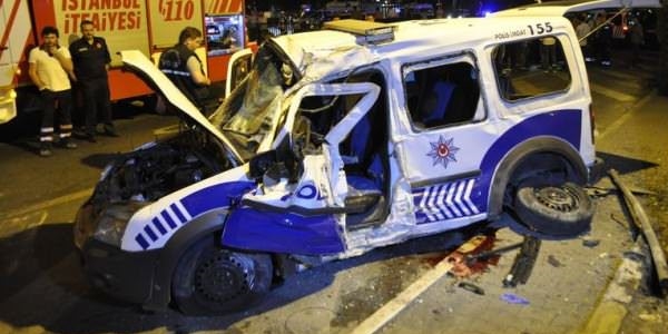 İstanbul'da polis aracı kaza yaptı: 1 şehit