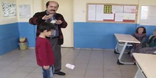 Öğrencilerin başında para saçan müdüre soruşturma