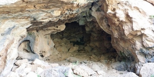 Mağarada silah ve mühimmat ele geçirildi