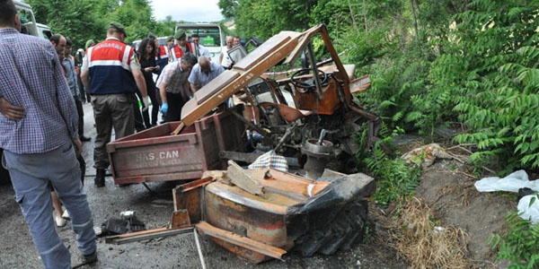Balıkesir'de tanker ile traktör çarpıştı: 3 ölü