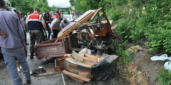 Balkesir'de tanker ile traktr arpt: 3 l