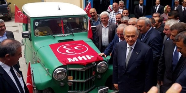 MHP lideri Baheli'ye 52 model hediye