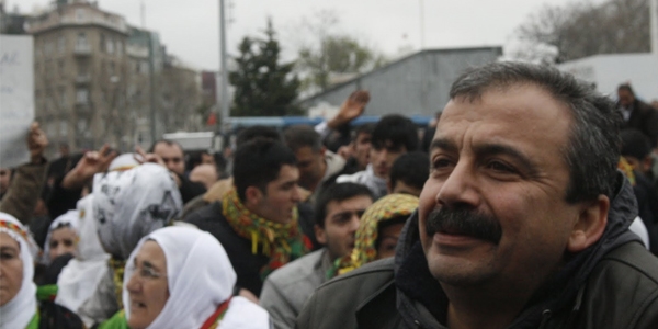 'Aleviler, Ak Parti'yi devirmek için oyları ikiye böldü'