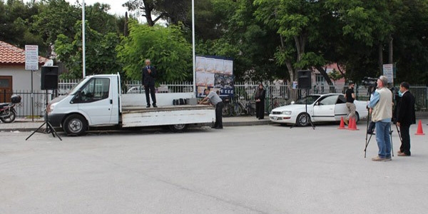 Bağımsız miletvekili adayı boş alanda miting yaptı