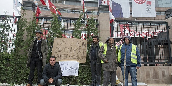 Açlık grevi yapan işçilerden biri hastaneye kaldırıldı