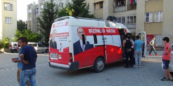 Hatay'da MHP'nin seçim aracına saldırı