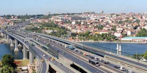 stanbul'da baz yollar trafie kapatlyor