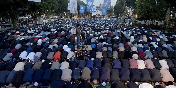 Ayasofya Meydan'nda sabah namaz