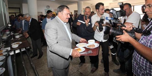 Bakan Eroğlu işçilerle yemek sırasına girdi