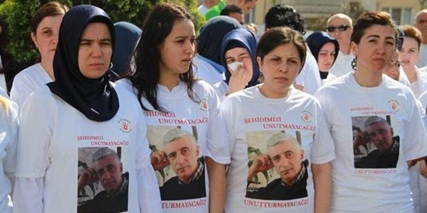 Öldürülen doktor için hastane önünde eylem
