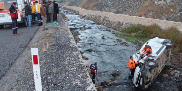 Kastamonu'da minibüs dereye uçtu: 1 ölü, 11 yaralı