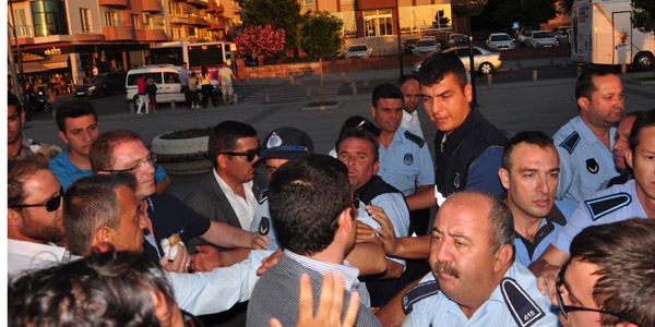 Ak Parti'liler ile zabıta arasında arbede