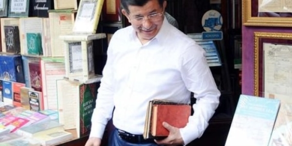 Davutoğlu, Sahaflar Çarşısı'ndan bol bol kitap aldı