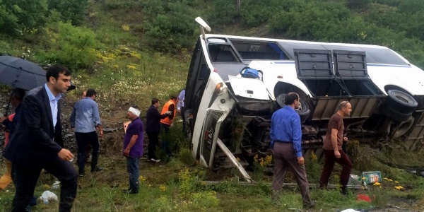 Öğrencileri taşıyan midibüs devrildi: 22 yaralı