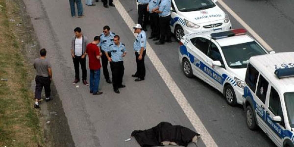 Emniyet şeridinde rektörlük aracı yayaya çarptı