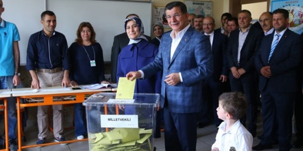 Davutolu'nun oy kulland sandkta AK Parti birinci