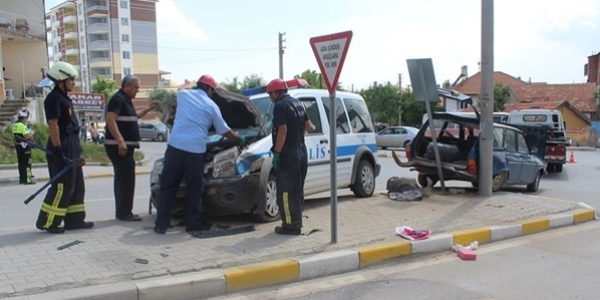 Polis aracı kaza yaptı: 2 yaralı