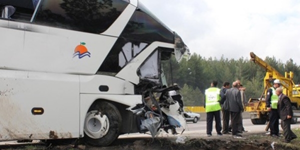 Yolcu otobüsü şarampole devrildi: 25 yaralı