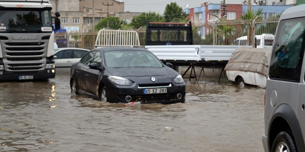 Manisa'da sağanak yağış kenti felç etti