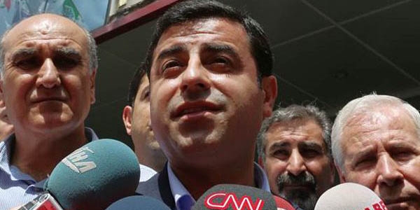 Demirtaş: Diyarbakır'da kirli bir tezgah sahneleniyor