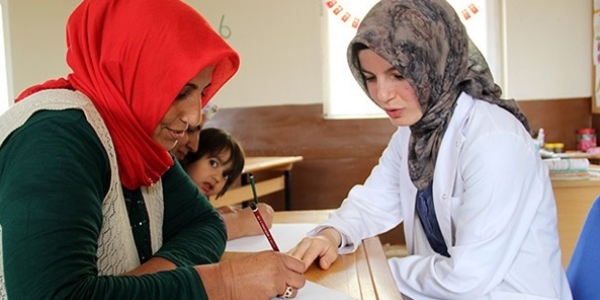 Çocuklarını okuturken annelerini de okuryazar yaptı