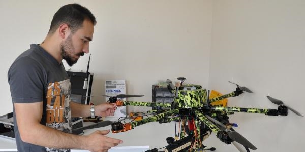 Mühendislik öğrencisi silahlı insansız hava aracı yaptı